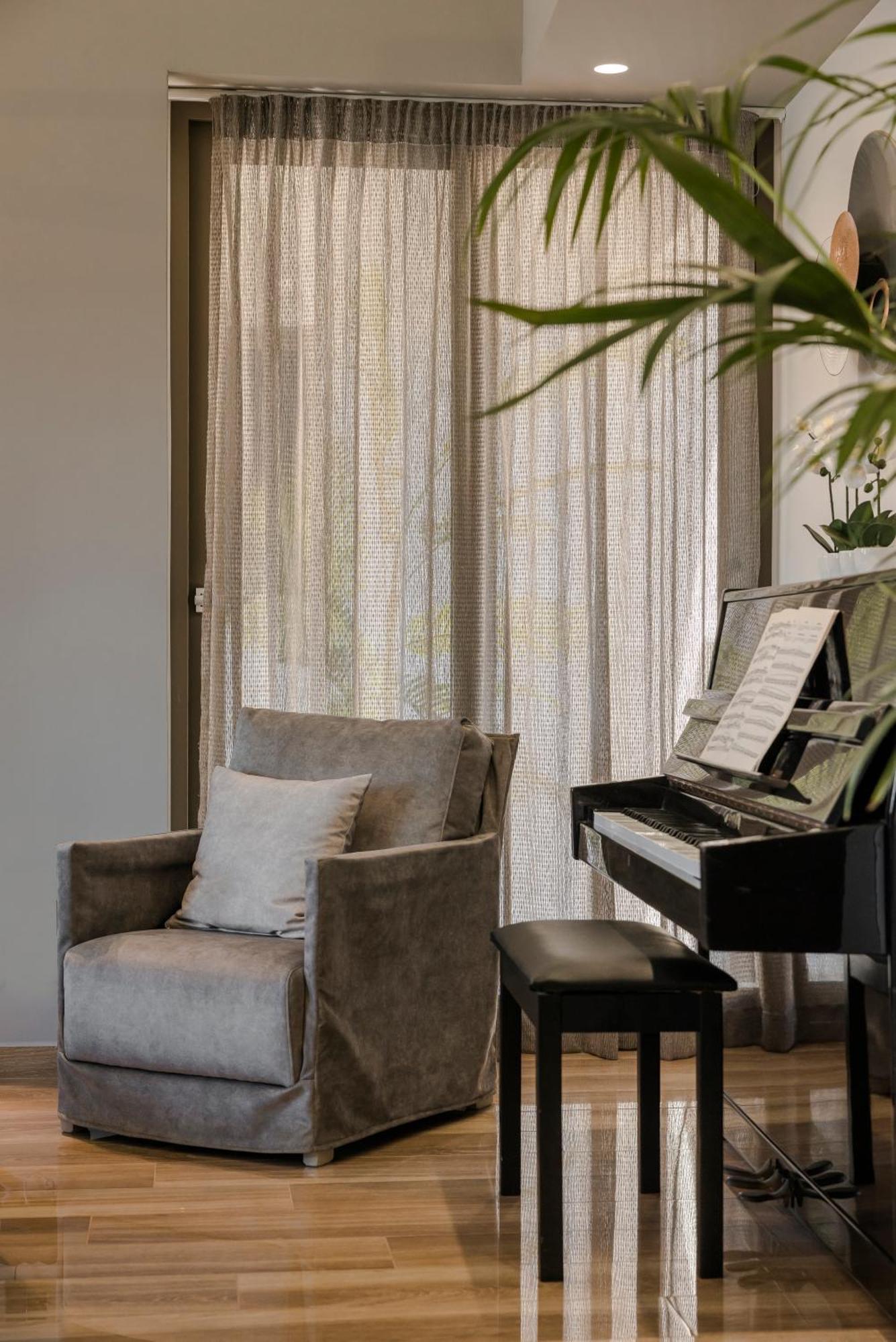 Aparktion The Grand Maistro Lixouri